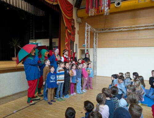 Narren aus Winden im Elztal machen die Fasnet zum Thema im Unterricht an der Hörnlebergschule