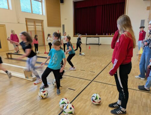 DFB-Mädchenmobil besucht die Hörnlebergschule vor der Fußball-Europameisterschaft der Frauen 2025